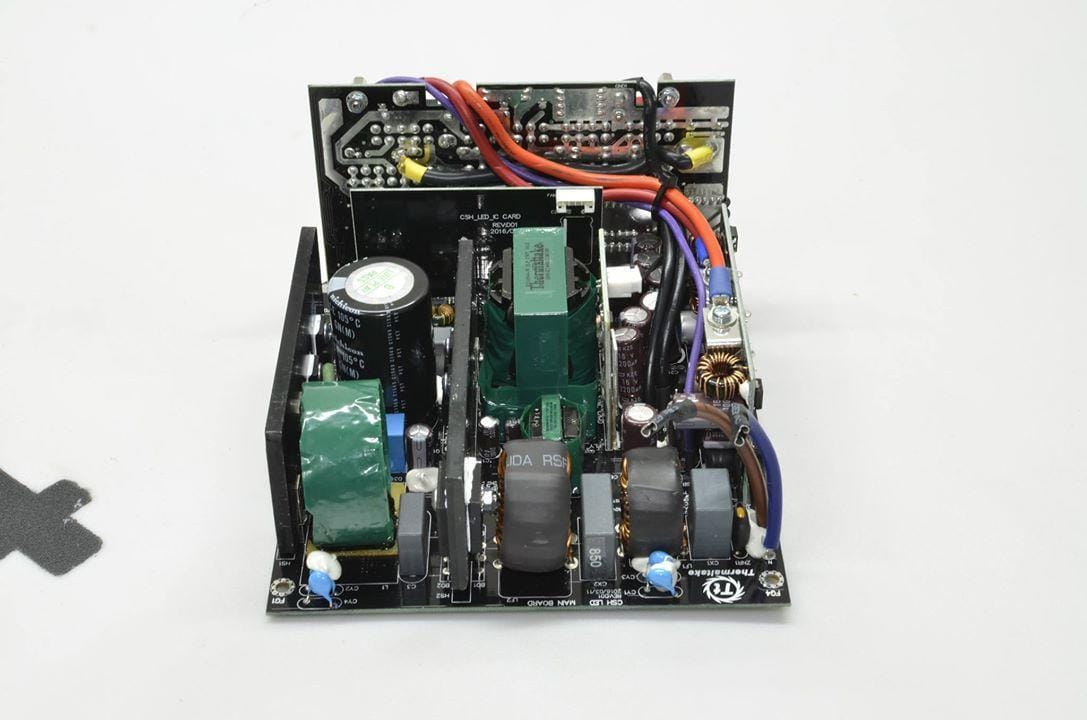 Thermaltake-Toughpower-DPS-G-RGB-850W-Ben-Trong-3