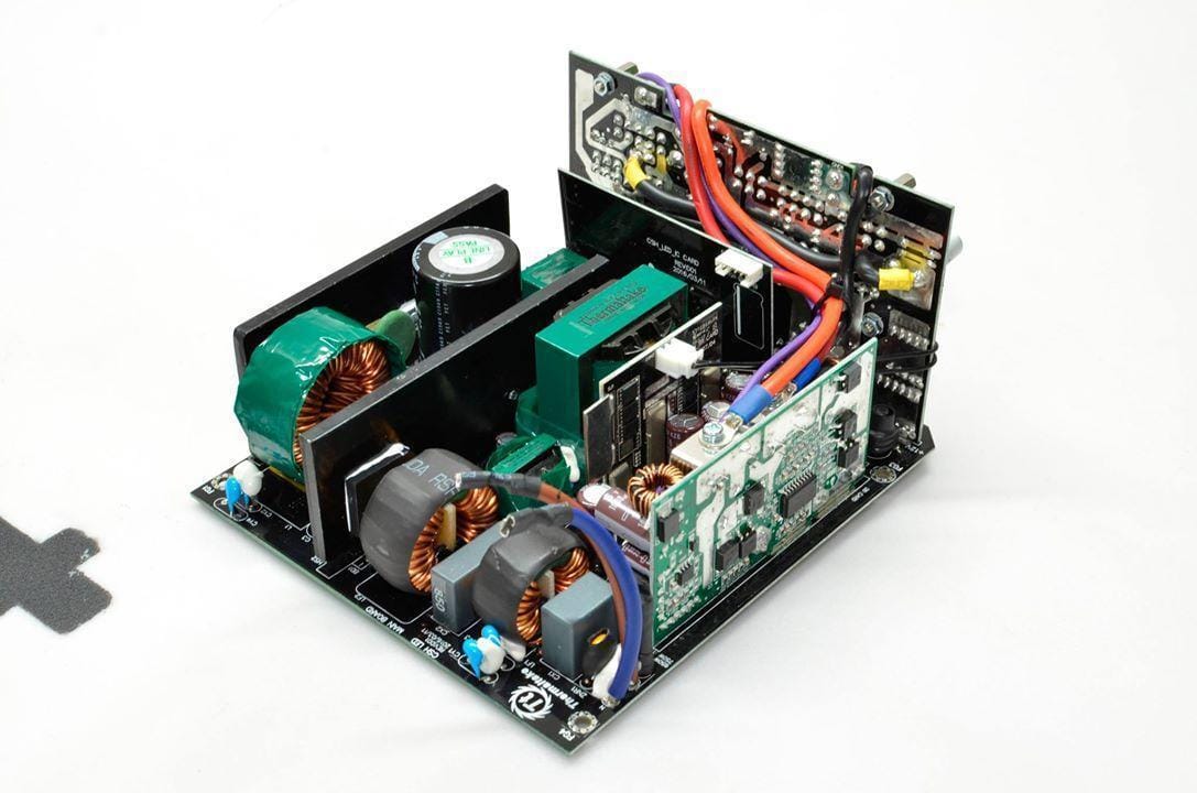 Thermaltake-Toughpower-DPS-G-RGB-850W-Ben-Trong